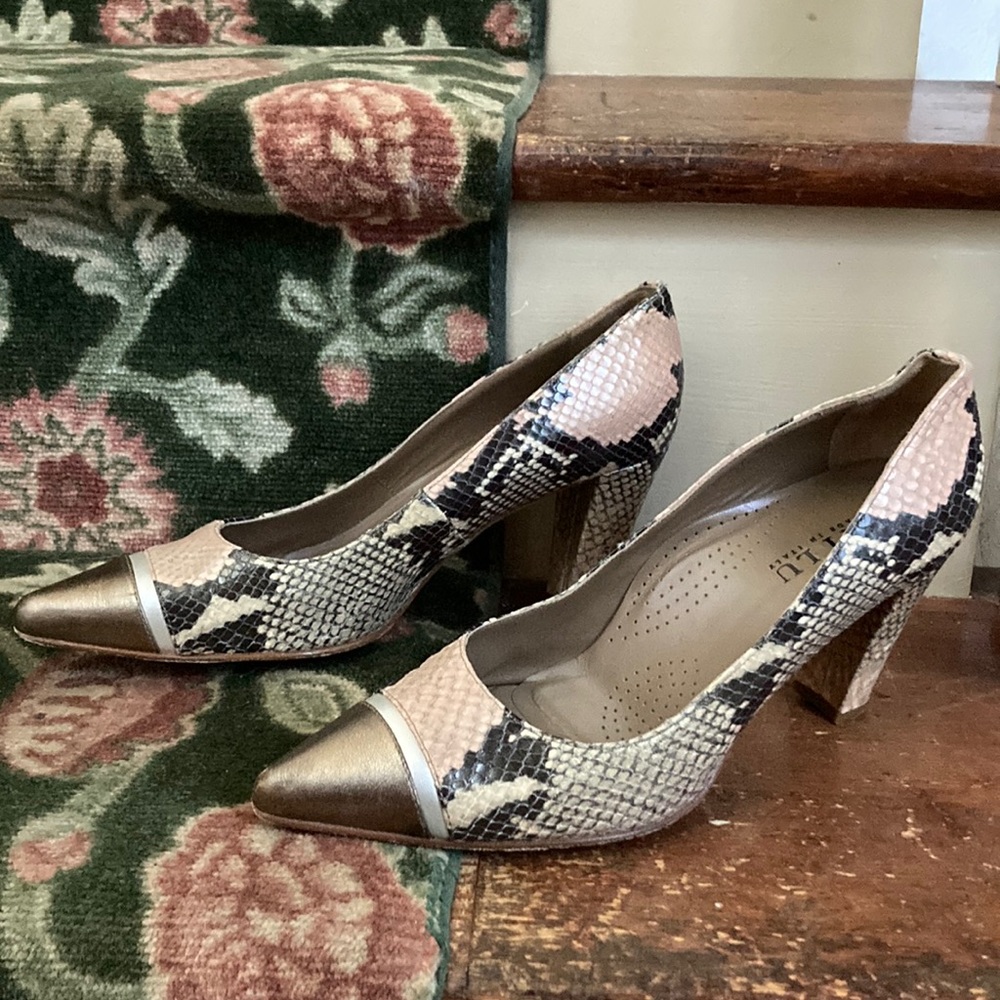 Anyi Lu Leather Snakeskin Pumps, size 39.5